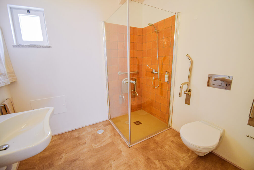 Alojamento - T0- duche do banheiro