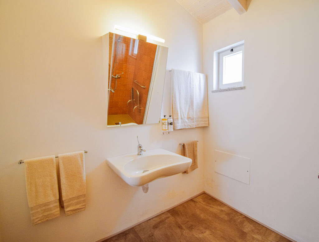 Alojamento - T0-espelho do banheiro