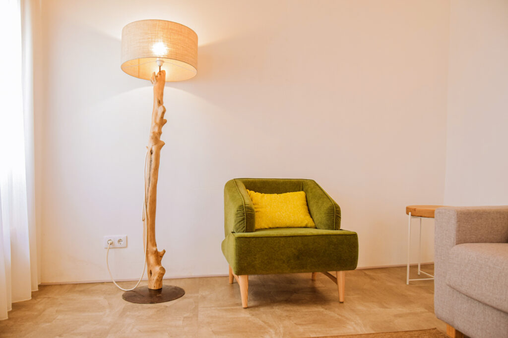 Alojamento - t1-poltrona verde e luminária