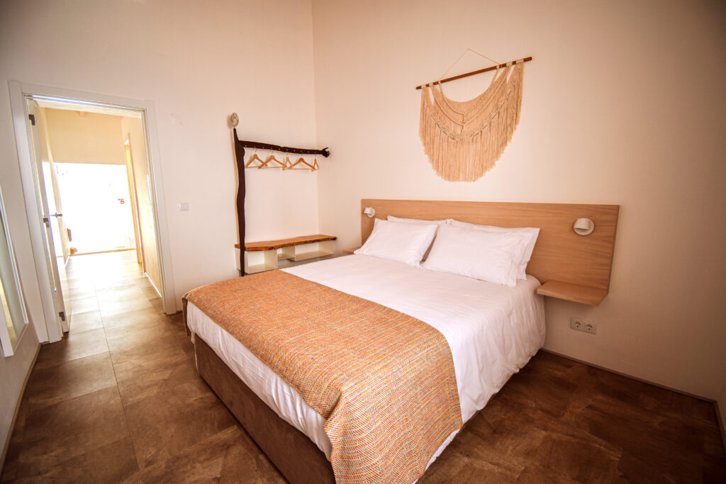 Alojamento - t1- quarto com macrame e cabideiro