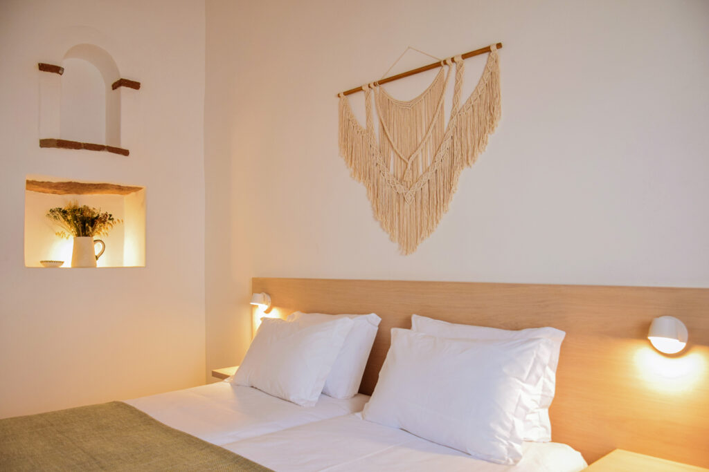 Alojamento - t2-quarto com detalhes na parede perto