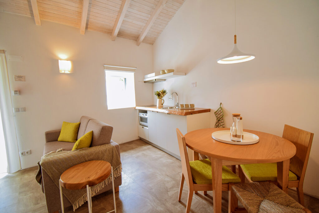 Alojamento - t2-sala-cozinha