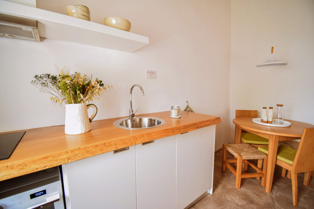 Alojamento - t2-cozinha e cadeira