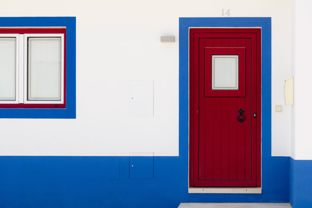 Conforto na Aldeia - Casa azul com porta bordô