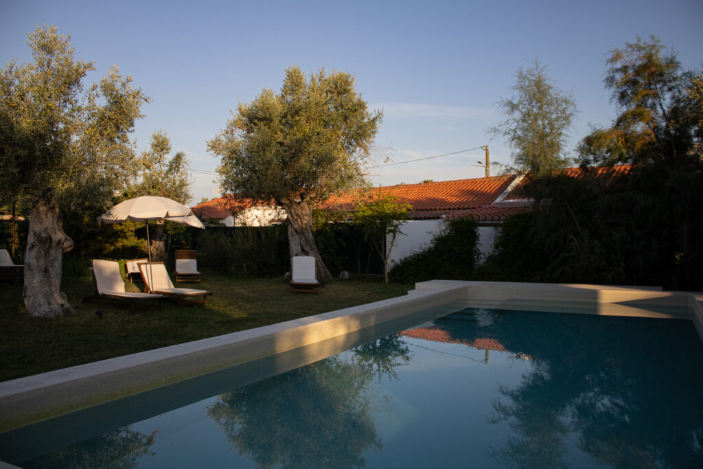 Piscina ao amanhecer no alojamento