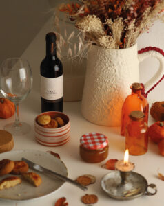 mesa com vinho e biscoitos